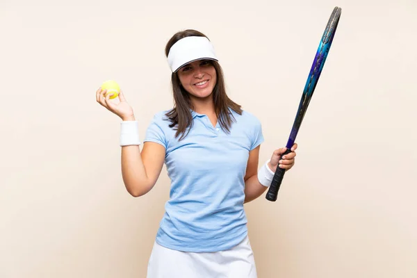 Młoda kobieta gra w tenisa na białym tle — Zdjęcie stockowe