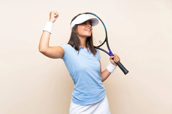 Молода Жінка Грає Теніс Над Ізольованим Тлом Святкуючи Перемогу — стокове фото