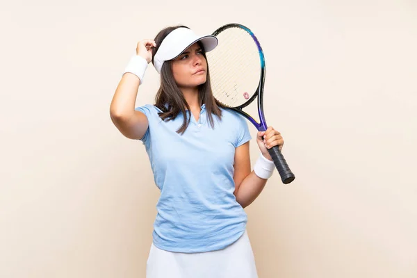 Молода Жінка Грає Теніс Над Ізольованим Тлом Має Сумніви Плутаною — стокове фото