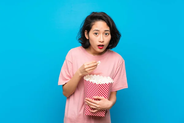 Ασίας νεαρή γυναίκα που τρώει ποπκορν — Φωτογραφία Αρχείου