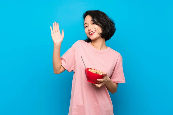 Mujer Joven Asiática Sosteniendo Tazón Cereales Saludando Con Mano Con —  Fotos de Stock