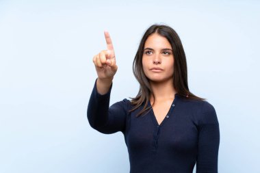 Şeffaf ekranda dokunarak izole mavi arka plan üzerinde Genç kız