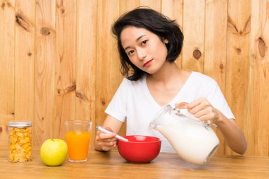 Asyalı Genç kadın kahvaltı