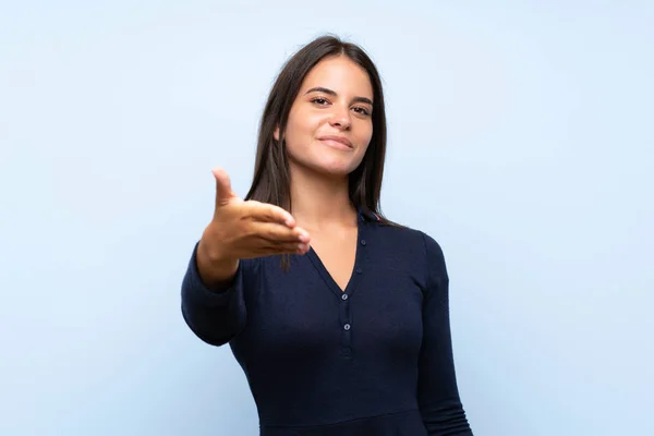 Menina Sobre Isolado Fundo Azul Handshaking Depois Bom Negócio — Fotografia de Stock