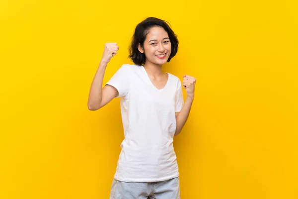 Asiática Joven Mujer Sobre Aislado Amarillo Pared Celebrando Victoria — Foto de Stock