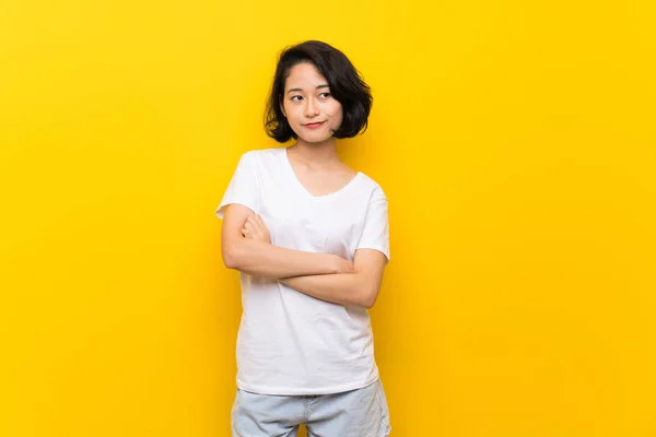 Asiática Joven Mujer Sobre Aislado Amarillo Pared Sensación Molesto —  Fotos de Stock