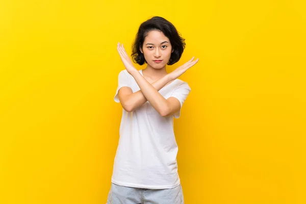 Asiatisk Ung Kvinna Över Isolerad Gul Vägg Gör Ingen Gest — Stockfoto