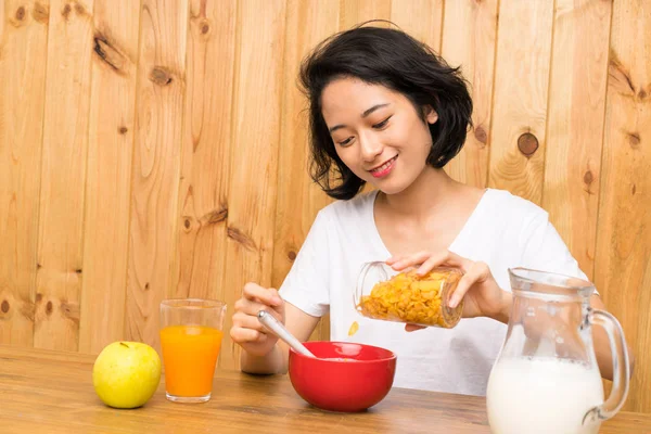 Asiatische junge Frau beim Frühstück — Stockfoto