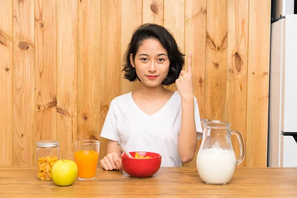 Asiatische Junge Frau Mit Frühstücksmilch Zeigt Mit Dem Zeigefinger Eine — Stockfoto