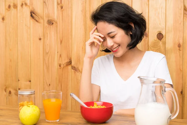 Asiatische Junge Frau Beim Frühstück Milch Lachen — Stockfoto