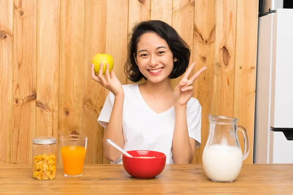 Asiatische junge Frau beim Frühstück und mit einem Apfel — Stockfoto