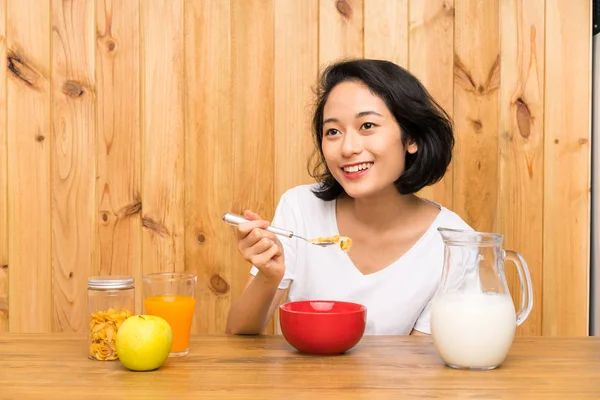 Asiatische junge Frau beim Frühstück — Stockfoto