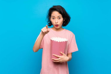 Patlamış mısır yiyen Asyalı genç kadın şaşırttı ve ön işaret