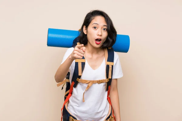 Asiática Viajero Mujer Sobre Aislado Fondo Sorprendido Apuntando Frente —  Fotos de Stock