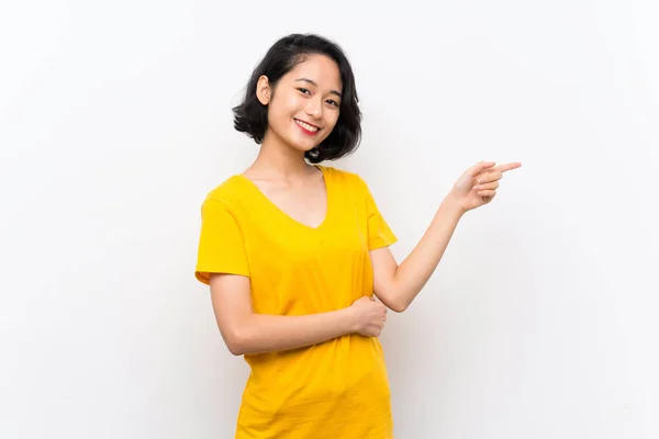 Asiática Joven Mujer Sobre Aislado Blanco Fondo Apuntando Dedo Lado —  Fotos de Stock