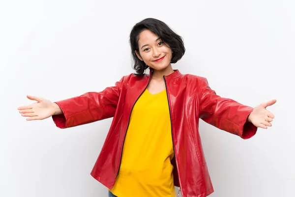 Asiática Jovem Mulher Sobre Isolado Fundo Branco Apresentando Convidando Para — Fotografia de Stock