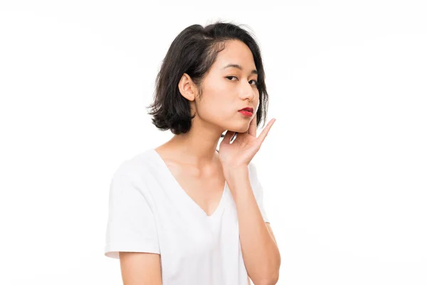 Азіатські молода жінка видалення макіяжу з її обличчя бавовна Pad — стокове фото