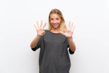 Izole beyaz arka plan üzerinde Sarışın genç kadın parmakları ile dokuz sayma