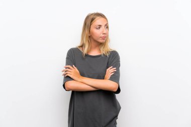 Izole beyaz arka plan portre üzerinde Sarışın genç kadın