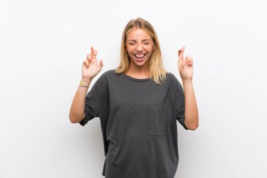 Parmakları geçiş ile izole beyaz arka plan üzerinde Sarışın genç kadın