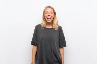 Ağzı tamamen açık ön bağırarak izole beyaz arka plan üzerinde Sarışın genç kadın