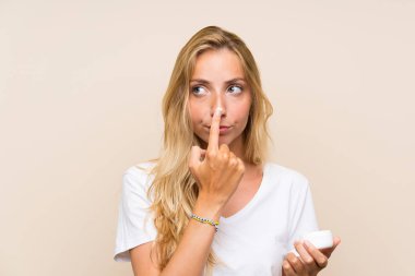 Nemlendirici ile genç sarışın kadın