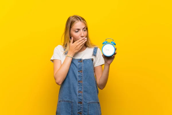 Bionda Giovane Donna Isolato Sfondo Giallo Che Tiene Sveglia Vintage — Foto Stock