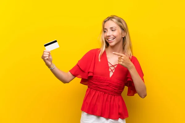 Blondýnka Mladá Žena Izolovaném Žlutém Pozadí Kreditní Kartou — Stock fotografie