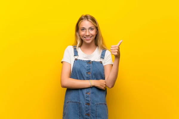 Jovem Loira Sobre Fundo Amarelo Isolado Com Óculos — Fotografia de Stock