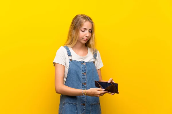 Jeune Femme Blonde Sur Fond Jaune Isolé Tenant Portefeuille — Photo