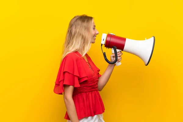 Blonde Young Woman Isolated Yellow Background Shouting Megaphone — Stock Photo, Image