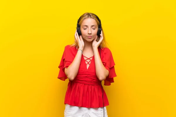 Jeune Femme Blonde Sur Fond Jaune Isolé Écoutant Musique Avec — Photo