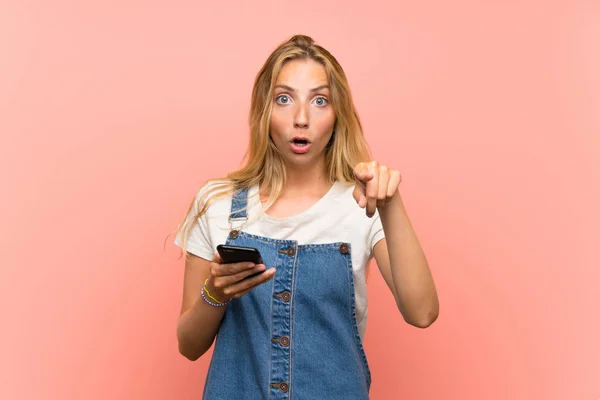 Mujer Joven Rubia Con Teléfono Móvil Sobre Una Pared Rosa —  Fotos de Stock