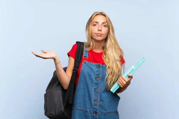 Jovem Loira Estudante Mulher Sobre Isolado Azul Parede Ter Dúvidas — Fotografia de Stock