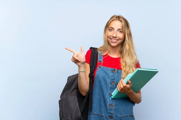 Ung Blond Student Kvinna Över Isolerad Blå Vägg Pekfingret Till — Stockfoto