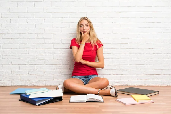 Ung Blond Student Tjej Med Många Böcker Golvet Tänkande Idé — Stockfoto