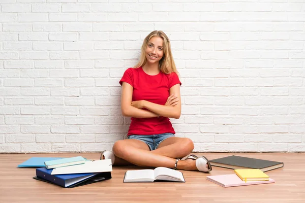 Joven Estudiante Rubia Con Muchos Libros Suelo Riendo — Foto de Stock