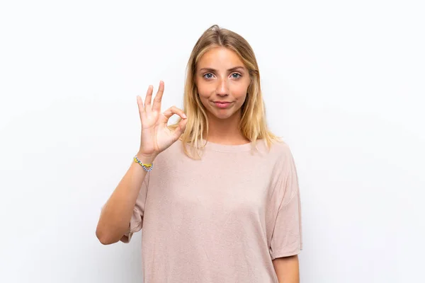 Blonďatá Mladá Žena Izolovaném Bílém Pozadí Ukazující Dobré Znamení Prsty — Stock fotografie