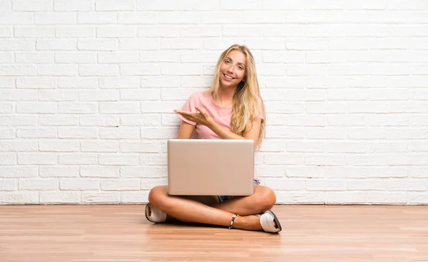 Young Blonde Student Girl Laptop Floor Extending Hands Side Inviting — Stock Photo, Image