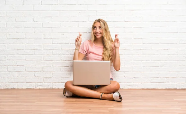 Junge Blonde Studentin Mit Laptop Auf Dem Boden Mit Daumendrücken — Stockfoto