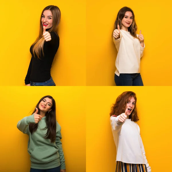 Frauen Auf Gelbem Hintergrund Die Eine Daumen Hoch Geste Machen — Stockfoto