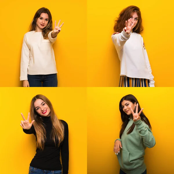 Conjunto Mujeres Sobre Fondo Amarillo Feliz Contando Tres Con Los —  Fotos de Stock