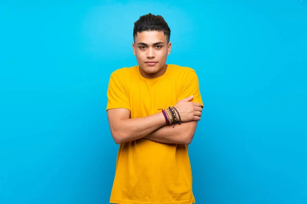 Hombre Joven Con Camisa Amarilla Sobre Fondo Azul Aislado Congelación — Foto de Stock