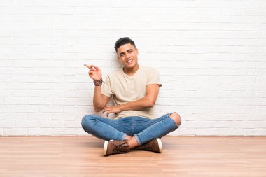 Kat işaret parmağı yanında oturan genç adam