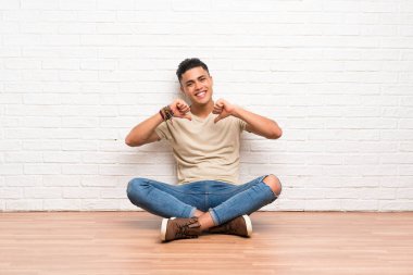 Genç adam gururlu ve kendinden memnun katta oturan