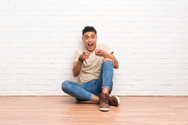 Yerde oturan genç adam sizi işaret etti