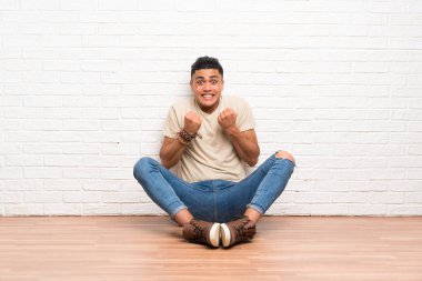 Bir zaferini kutluyor katta oturan genç adam