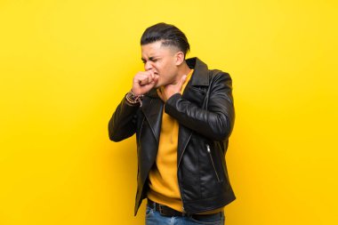 Izole sarı arka plan üzerinde genç adam öksürük ve kötü duygu ile acı