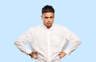 Renkli arka plan üzerinde kızgın genç adam