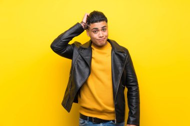 Hayal kırıklığı ve anlayış değil bir ifade ile izole sarı arka plan üzerinde genç adam